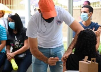 Se reactivan centros de vacunación contra el COVID-19 en Santiago