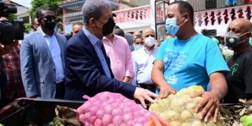 Leonel visita pollera y consulta vendedores informales