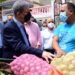 Leonel visita pollera y consulta vendedores informales