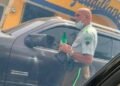 Circula en redes foto de oficial de la Digesett con cerveza en mano; institución investiga el caso