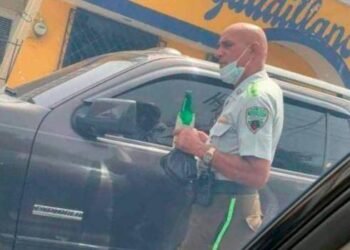 Circula en redes foto de oficial de la Digesett con cerveza en mano; institución investiga el caso