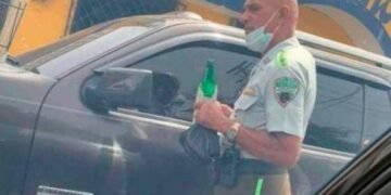 Circula en redes foto de oficial de la Digesett con cerveza en mano; institución investiga el caso