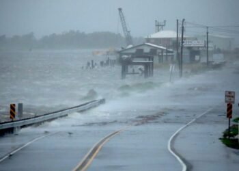 EEUU: ‘Ida’ pierde categoría de huracán tras adentrarse en el sur
