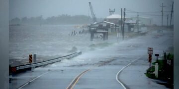EEUU: ‘Ida’ pierde categoría de huracán tras adentrarse en el sur