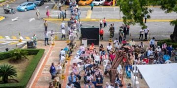 Gobierno apostó por la vacuna mientras navegó entre olas del COVID-19