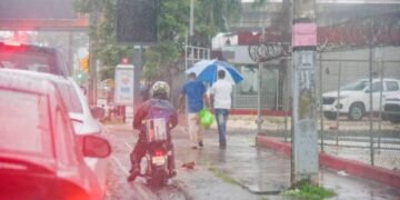 Pronostican aguaceros para este fin de semana por onda tropical y vaguada