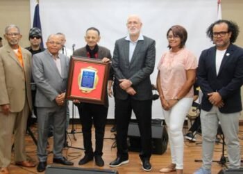 Luis Segura recibe reconocimiento especial por Día Mundial del Folclore