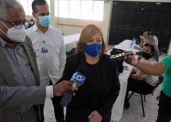 Reportan dos casos positivos de COVID-19 entre estudiantes en Santiago
