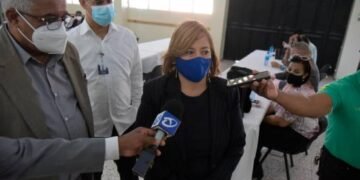 Reportan dos casos positivos de COVID-19 entre estudiantes en Santiago