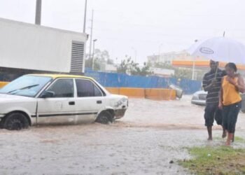 Por vaguada y onda tropical continuarán las lluvias este lunes en RD