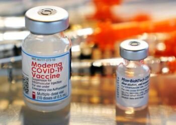 FDA aprueba mezclar vacunas contra COVID y respalda refuerzos