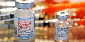 FDA aprueba mezclar vacunas contra COVID y respalda refuerzos
