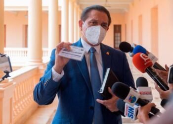 “Obligación” mueve a la gente a vacunarse ante inminentes medidas por COVID-19