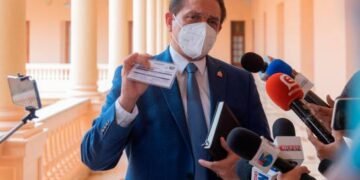 “Obligación” mueve a la gente a vacunarse ante inminentes medidas por COVID-19