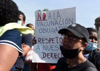 Los antivacunas llevan quejas al Palacio Nacional: “No nos van a envenenar”