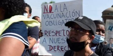 Los antivacunas llevan quejas al Palacio Nacional: “No nos van a envenenar”