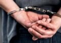 Apresan hombre por intoxicación de 21 personas con bebida, dos de las cuales fallecieron