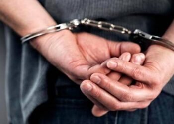 Apresan hombre por intoxicación de 21 personas con bebida, dos de las cuales fallecieron