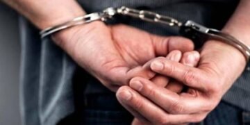 Apresan hombre por intoxicación de 21 personas con bebida, dos de las cuales fallecieron