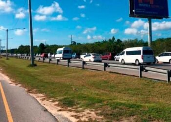 Continúa conflicto por pasajeros entre taxistas tradicionales y de aplicaciones
