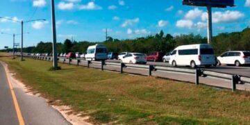 Continúa conflicto por pasajeros entre taxistas tradicionales y de aplicaciones