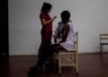 Autoridades de salud aprueban vacunación a niños de entre cinco y once años