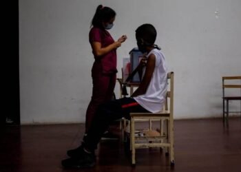 Autoridades de salud aprueban vacunación a niños de entre cinco y once años