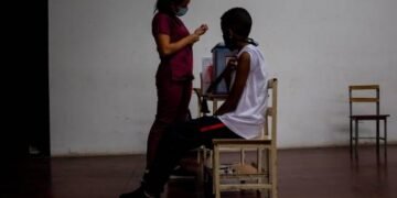 Autoridades de salud aprueban vacunación a niños de entre cinco y once años