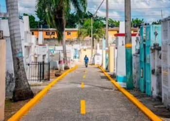 Calles barridas y pintura fresca en los cementerios para recibir visitantes por Día de los Fieles Difuntos