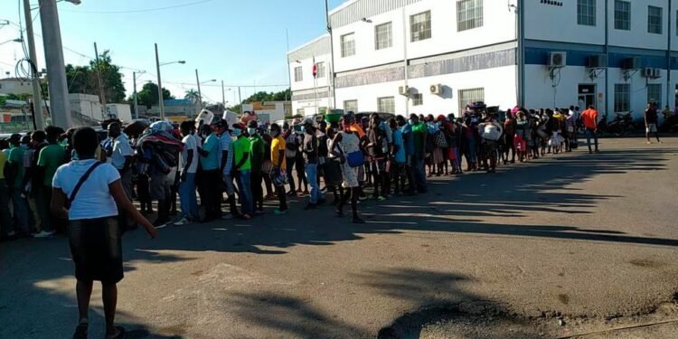 Miles se trasladaron de Juana Méndez al mercado de Dajabón pese a escasez de combustibles en Haití