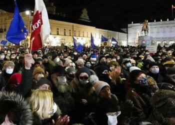 POLONIA: Manifestaciones para pedir veto a ley limita los medios