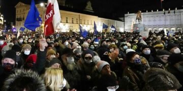 POLONIA: Manifestaciones para pedir veto a ley limita los medios