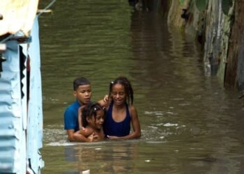 COE reporta un muerto y 1,720 personas desplazadas por lluvias