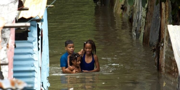 COE reporta un muerto y 1,720 personas desplazadas por lluvias