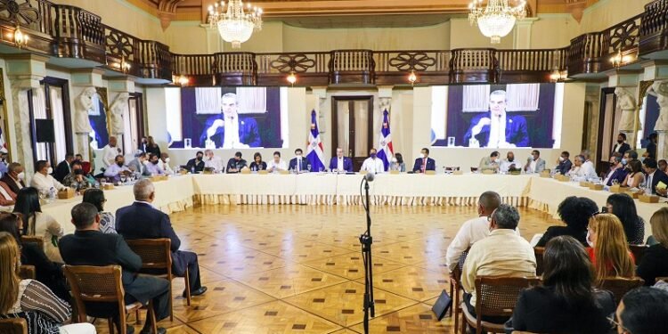 Abinader recibe representantes de 110 juntas vecinos de Sabaneta