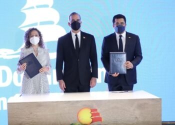 Ministerio de Turismo RD firma acuerdo con línea aérea Iberia