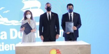 Ministerio de Turismo RD firma acuerdo con línea aérea Iberia