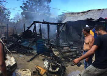 Fuego destruye 11 viviendas en Montecristi y apresan mujer por causarlo