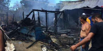 Fuego destruye 11 viviendas en Montecristi y apresan mujer por causarlo