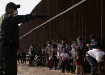 HRW critica restricciones aborto, racismo y expulsión de migrantes