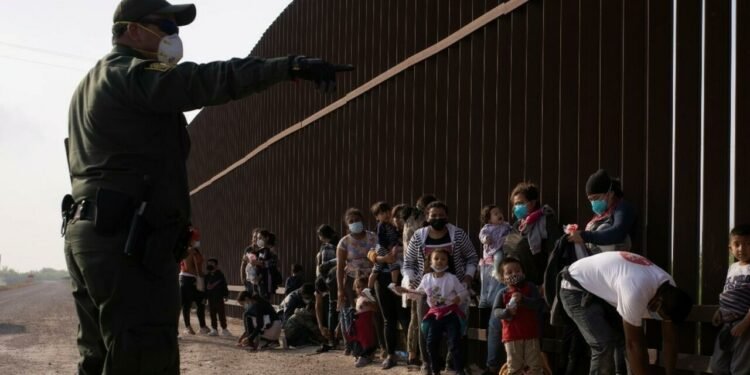 HRW critica restricciones aborto, racismo y expulsión de migrantes