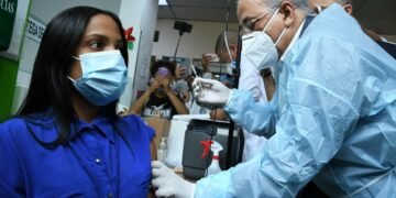 Prorrogan hasta el 21 de febrero exigencia de aplicarse tres dosis
