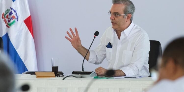 Abinader retoma ritmo de trabajo; convoca ministros y gobernadoras