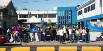 El 2022 comienza con 2,026 casos nuevos de COVID-19, dos muertes y filas para pruebas