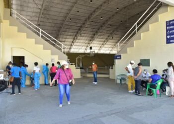 Escuelas vacías y centros de vacunación llenos; así es el día a día en San Cristóbal