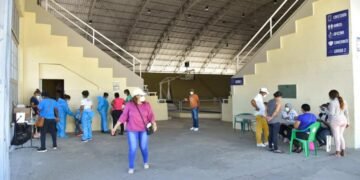 Escuelas vacías y centros de vacunación llenos; así es el día a día en San Cristóbal