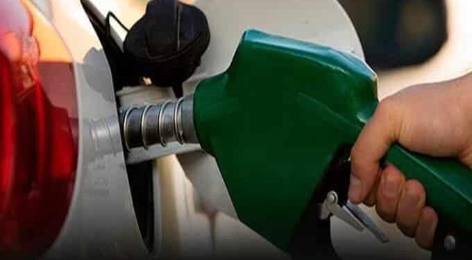 Convierten en tendencia en Twitter anuncio de que el Gobierno asumió alzas de los combustibles