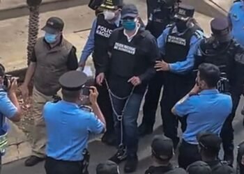 Momento en el que detienen al expresidente de Honduras Juan Orlando Hernández tras petición de EEUU