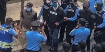 Momento en el que detienen al expresidente de Honduras Juan Orlando Hernández tras petición de EEUU