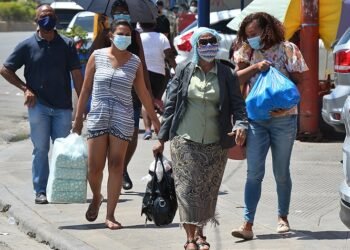 Pocos se quitan la mascarilla en el primer día sin obligatoriedad